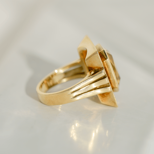 https://cdn.shopify.com/s/files/1/0442/6560/3235/files/vintage-ring-aus-14-karat-gelbgold-mit-grossem-citrin-architektonisches-designhoney-jewelry-7376138.png?v=1772565164