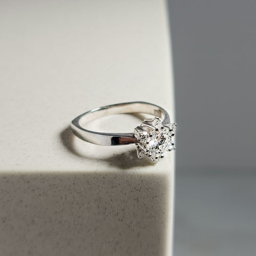 Bague 56 Bague solitaire en or blanc 585 avec diamant et brillants 58 Facettes 3026