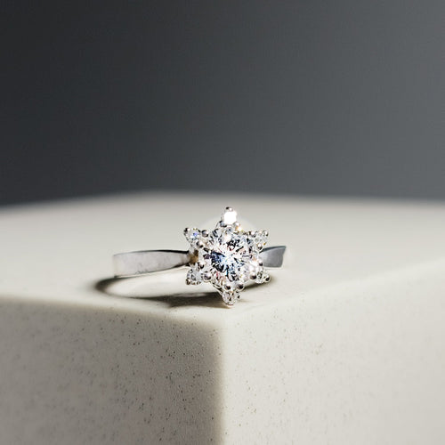 Bague 56 Bague solitaire en or blanc 585 avec diamant et brillants 58 Facettes 3026