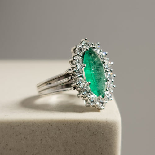 Bague 52.5 Bague en or blanc 14 carats avec émeraude et diamants 58 Facettes 2977