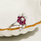 Bague 53 Bague florale en or blanc 18 carats avec diamants et rubis 58 Facettes 2786