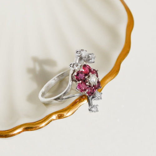Bague 53 Bague florale en or blanc 18 carats avec diamants et rubis 58 Facettes 2786
