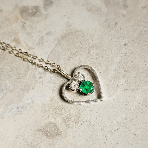 Collier Chaîne en or blanc 14 carats avec pendentif cœur, diamants et émeraude 58 Facettes 2743