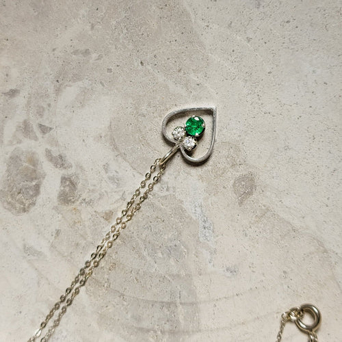 Collier Chaîne en or blanc 14 carats avec pendentif cœur, diamants et émeraude 58 Facettes 2743