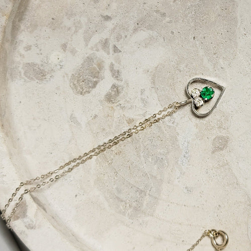 Collier Chaîne en or blanc 14 carats avec pendentif cœur, diamants et émeraude 58 Facettes 2743
