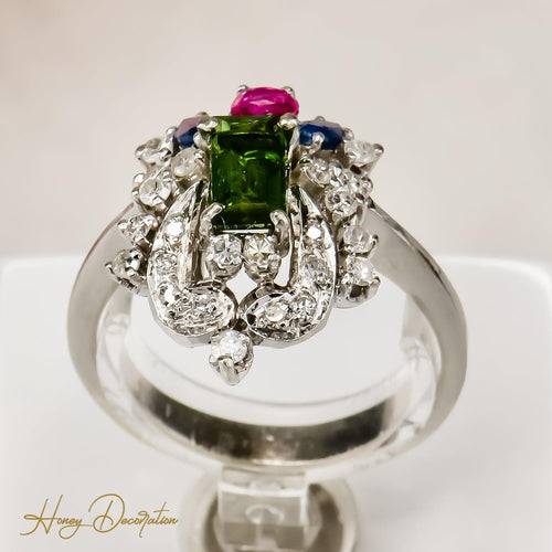 Bague 53 Bague ancienne en or blanc avec diamants, saphirs, tourmaline et péridot 58 Facettes 2516