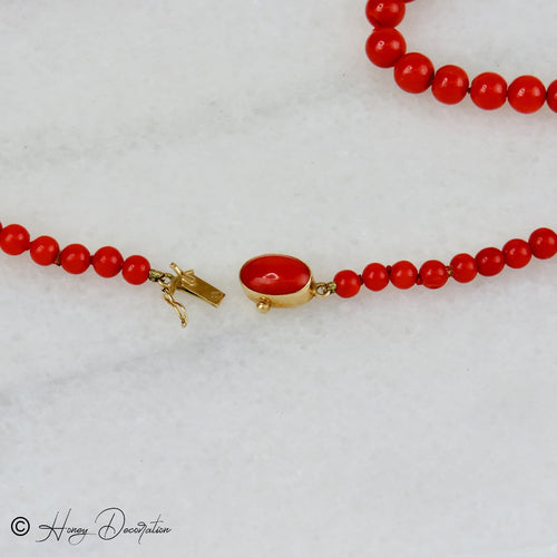 Collier Collier en corail avec fermoir en or jaune 18 carats 58 Facettes 2523
