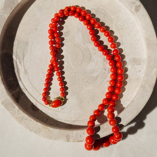Collier Collier en corail avec fermoir en or jaune 18 carats 58 Facettes 2523