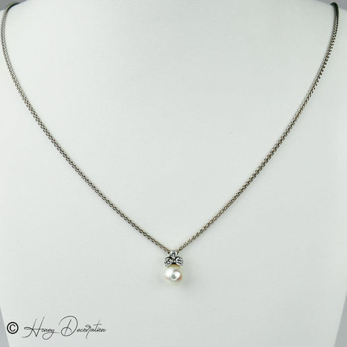 Collier Collier en or blanc 18 carats avec pendentif perle et diamants 58 Facettes 2251