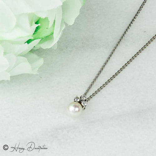Collier Collier en or blanc 18 carats avec pendentif perle et diamants 58 Facettes 2251