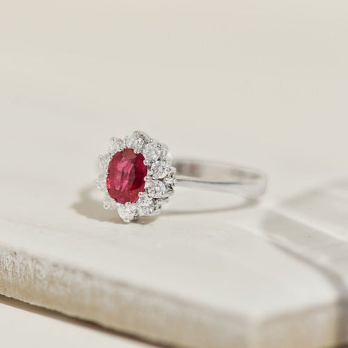 Bague 59 Bague entourage - Rubis ovale et diamants en or blanc 14 carats 58 Facettes