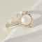 Bague 54 Bague vintage en or blanc 14 carats avec perle Mabe et diamants 58 Facettes