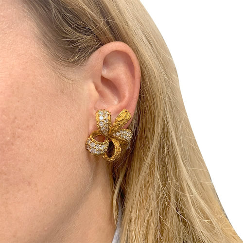 Boucles d'oreilles M.Gérard - Boucles d’oreilles fleurs en or jaune et diamants 58 Facettes 31849