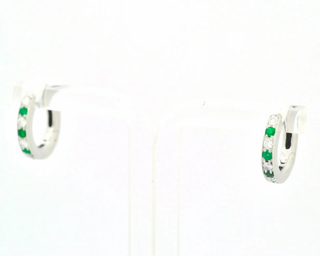 Boucles d'oreilles Boucles d’oreilles créoles en or blanc 18 kt avec diamants et émeraudes 58 Facettes 8296