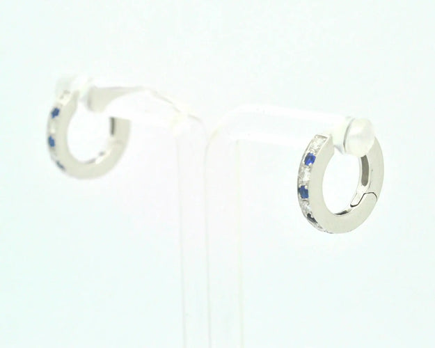 Boucles d'oreilles Boucles d’oreilles créoles en or blanc 18 kt avec saphirs et diamants 58 Facettes 8084