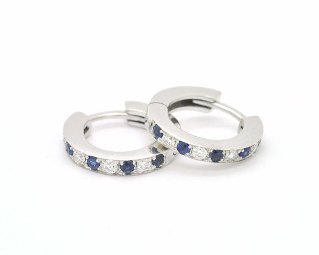 Boucles d'oreilles Boucles d’oreilles créoles en or blanc 18 kt avec saphirs et diamants 58 Facettes 8084