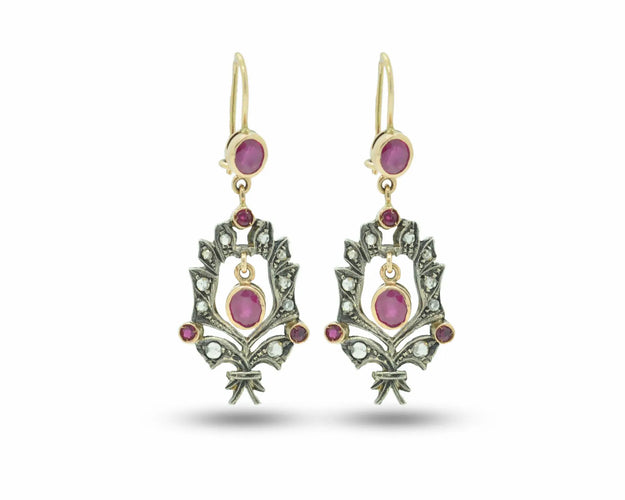Boucles d'oreilles Boucles d’oreilles pendantes en or jaune 14 kt, argent, rubis et diamants 58 Facettes 7307