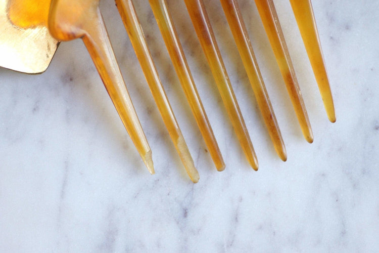 Peigne à cheveux diadème en métal doré et perles de corail 58 Facettes