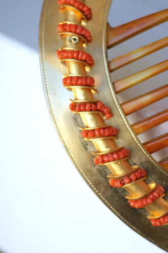 Peigne à cheveux diadème en métal doré et perles de corail 58 Facettes