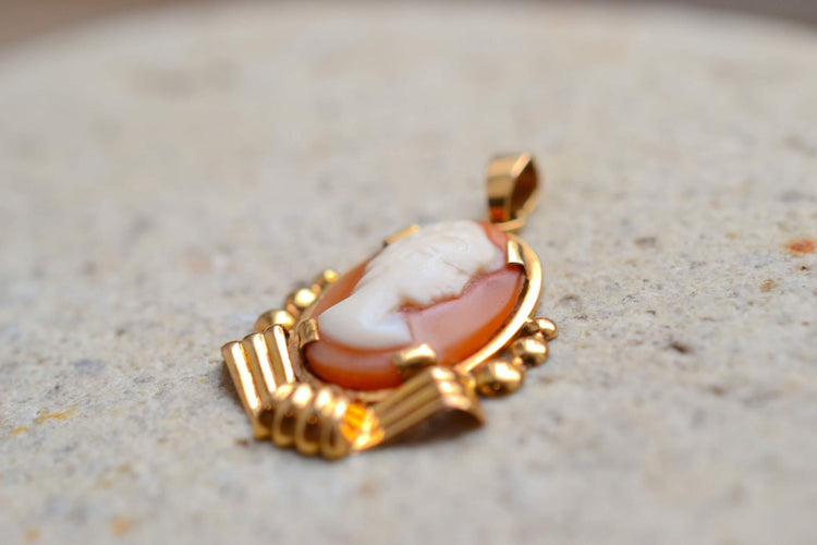 Pendentif Pendentif camée décor perlé en or jaune 18k 58 Facettes 3038