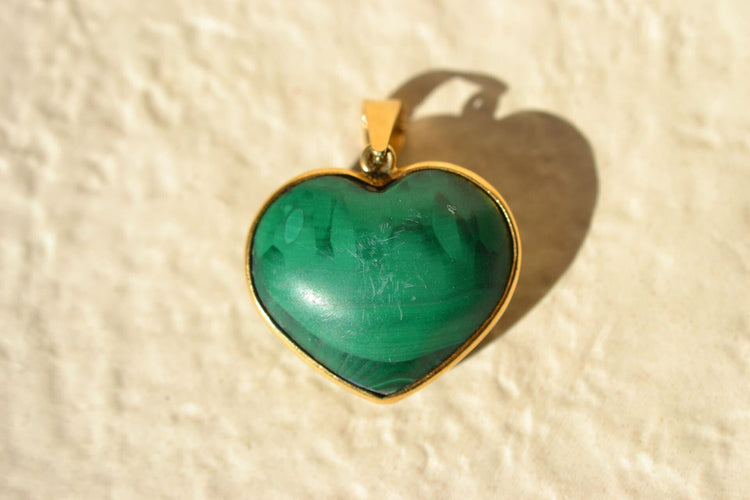Pendentif Pendentif cœur serti de malachite en or jaune 18 carats 58 Facettes 3307
