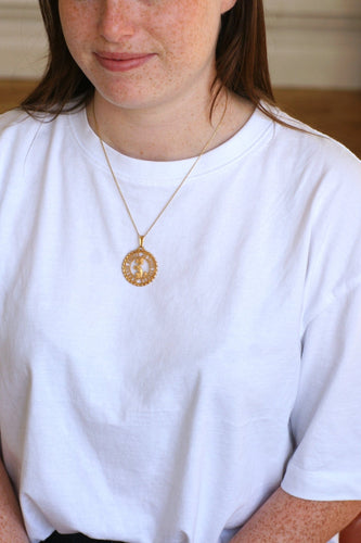 Pendentif Pendentif médaille caniche en or jaune 18k « Je suis fidèle » 58 Facettes