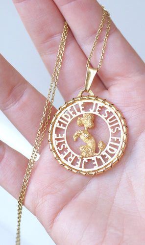 Pendentif Pendentif médaille caniche en or jaune 18k « Je suis fidèle » 58 Facettes