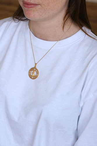 Pendentif Pendentif médaille caniche en or jaune 18k « Je suis fidèle » 58 Facettes