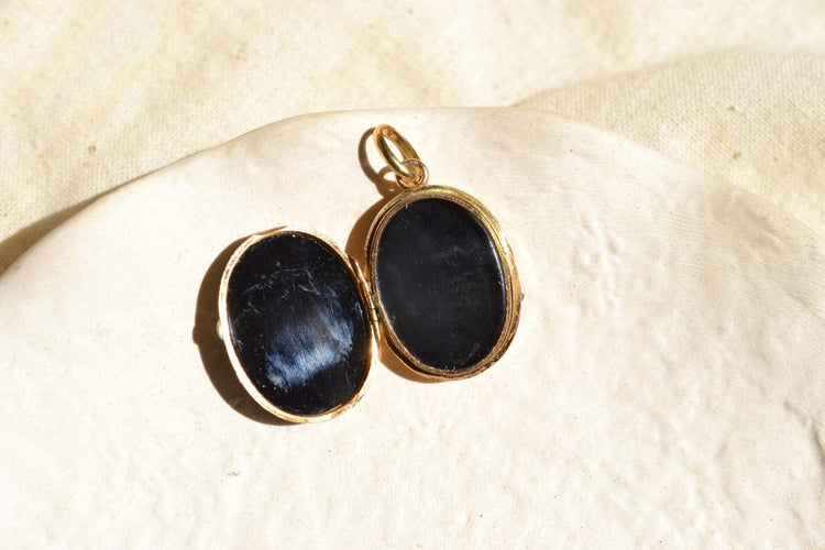 Pendentif Pendentif ouvrant porte-photos en or jaune 18 carats et onyx 58 Facettes 3484