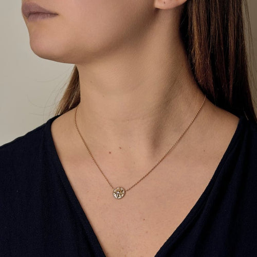 Collier Dior - Rose des Vents - Collier en Or jaune 18k et nacre 58 Facettes COMP1517