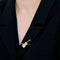 Broche Broche motif violon guilloché en or jaune 18k et trois diamants 58 Facettes PL09