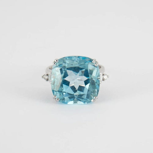 Bague 54 Bague en or blanc, topaze et diamants 58 Facettes