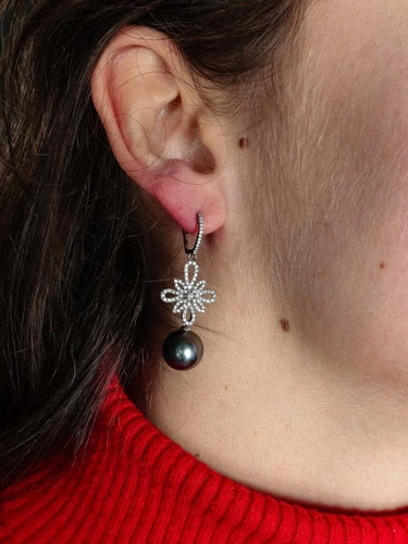 Boucles d'oreilles Boucles d'oreilles motif floral en or blanc et perles de Tahiti, diamants 58 Facettes 476 00087