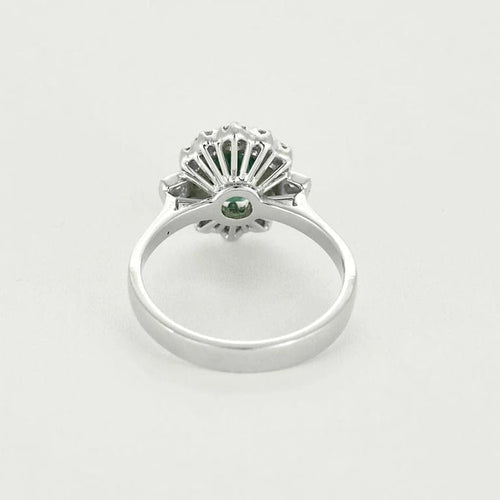 Bague 54 Bague marguerite en or gris 18k et diamants, émeraude ovale 58 Facettes BA519