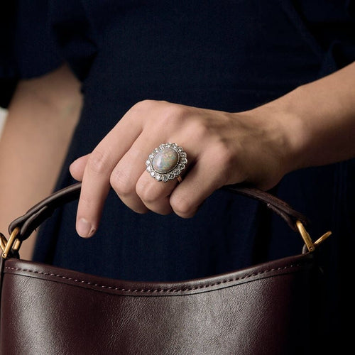 Bague 53.5 Importante bague marguerite en or blanc, opale et diamants 58 Facettes FOU1633