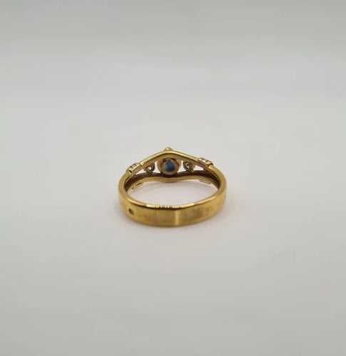 Bague 56 Bague or jaune sertie de diamants et d’un saphir 58 Facettes