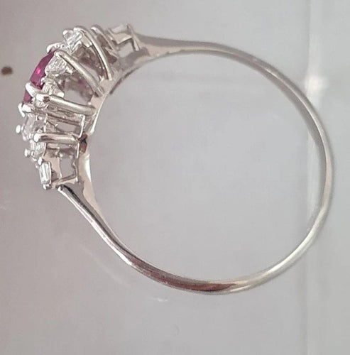 Bague 57 Bague or blanc, rubis fin au centre et entourage diamants Princesse 58 Facettes