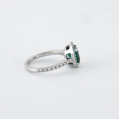Bague 50 Bague en or blanc, émeraude & diamants 58 Facettes