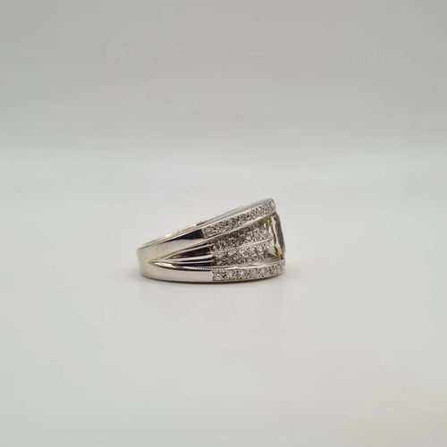 Bague 53 Bague or blanc sertie d’un saphir jaune et diamants 58 Facettes