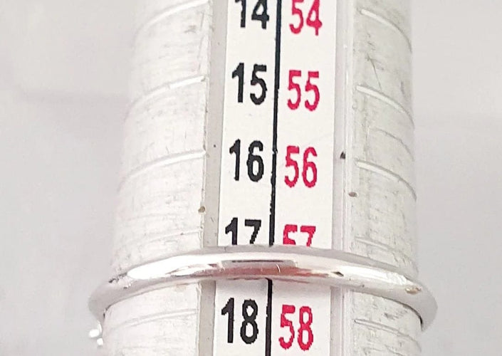 Bague 57 Bague or blanc, rubis fin au centre et entourage diamants Princesse 58 Facettes