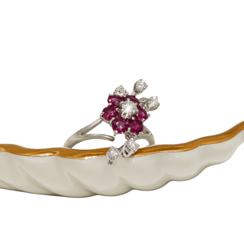 Bague 53 Bague florale en or blanc 18 carats avec diamants et rubis 58 Facettes 2786