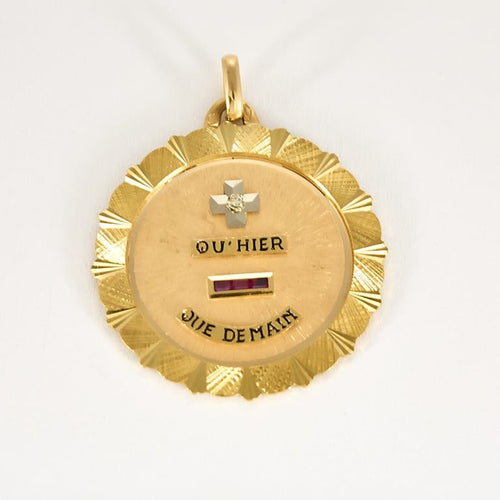 Pendentif AUGIS - Médaille d'Amour - or jaune, diamants et rubis de synthèses 58 Facettes COl3558