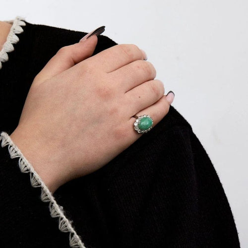 Bague 49 Bague cabochon jade et diamants en or blanc 18 carats 58 Facettes 1933