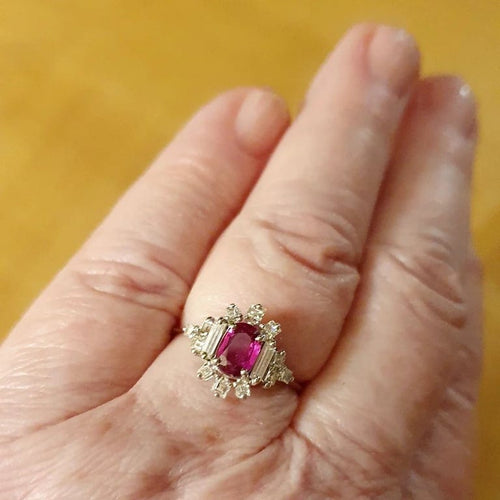 Bague 57 Bague or blanc, rubis fin au centre et entourage diamants Princesse 58 Facettes