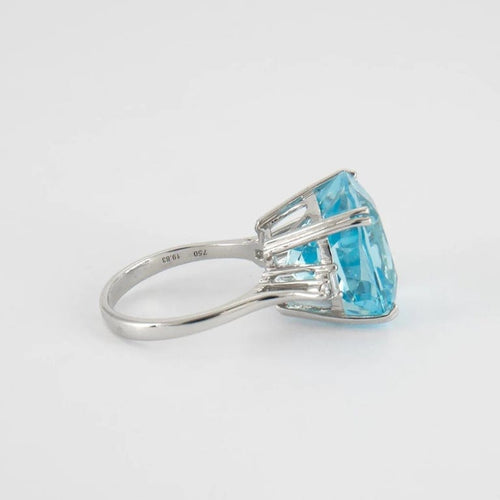 Bague 54 Bague en or blanc, topaze et diamants 58 Facettes