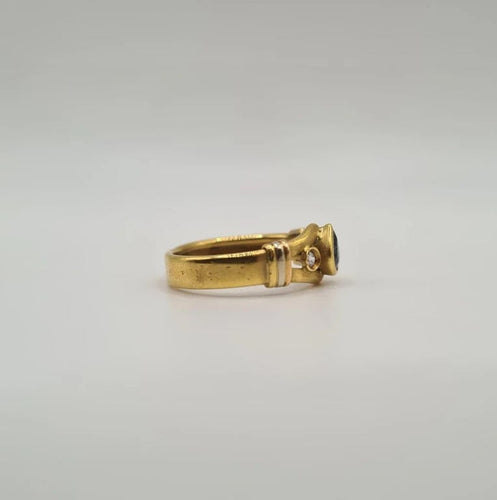 Bague 56 Bague or jaune sertie de diamants et d’un saphir 58 Facettes