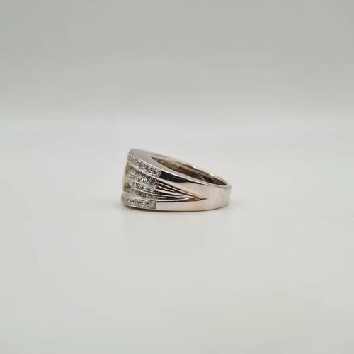 Bague 53 Bague or blanc sertie d’un saphir jaune et diamants 58 Facettes