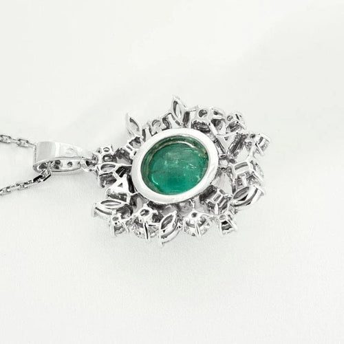 Collier Collier pendentif motif rayonnant en or blanc 18k, émeraude cabochon et diamants 58 Facettes EB5