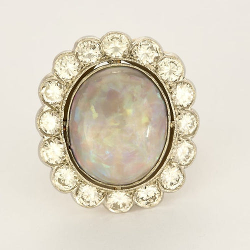 Bague 53.5 Importante bague marguerite en or blanc, opale et diamants 58 Facettes FOU1633