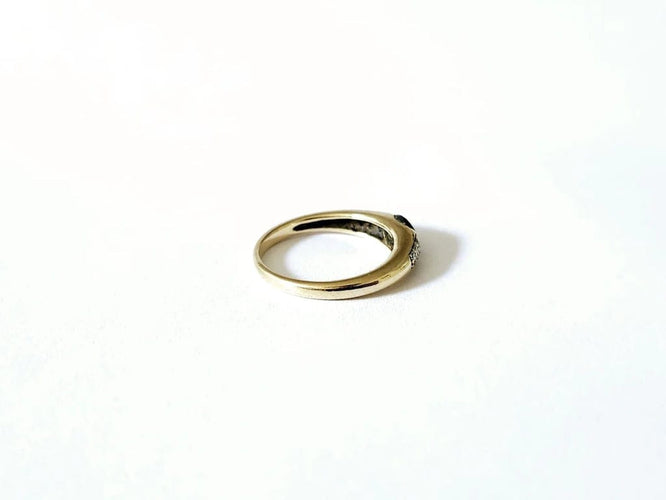 Bague 56 Bague or jaune, saphir et diamants 58 Facettes